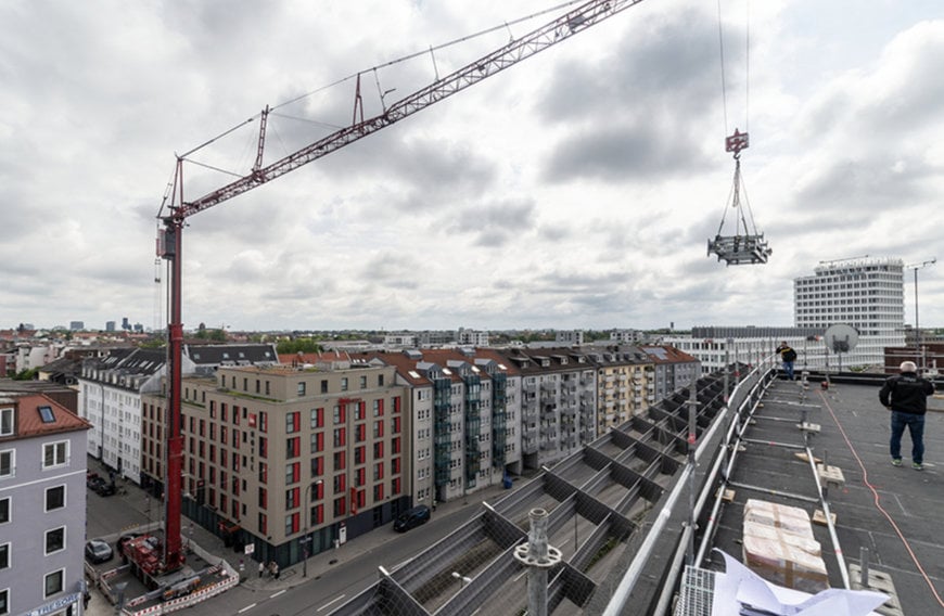 Neben vielbefahrener Straße: Liebherr-Mobilbaukran zeigt vollen Einsatz